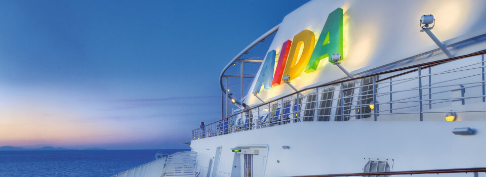 AIDA Kreuzfahrtschiff seitlich