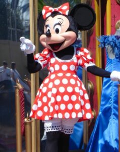 Minnie Mouse mit rotem weiss gepunkteten Kleid und Haarschleife