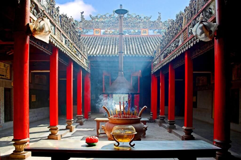 Vietnam_Tempel_mit_Raeucherstaebchen