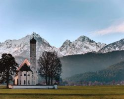 Bayern Kirche mit Alpen im Hintergrund