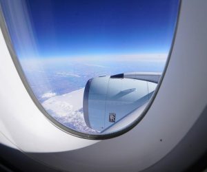 Blick auf Flugzeugfenster auf Triebwerk
