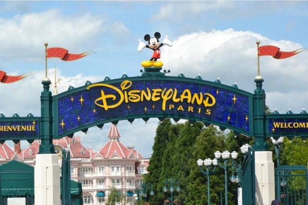 Disneyland Park Eingang mit Mickey Mouse