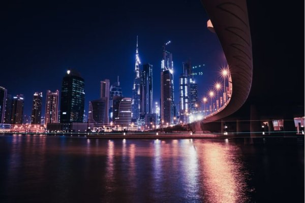 Dubai Stadt bei Nacht