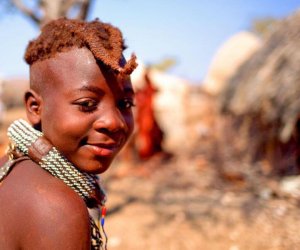 Namibia_M-Himbamaedchen_reisenet_chamaeleon_reisen