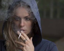 Paris: Frau raucht Zigarette