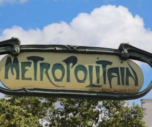 Paris_Metro_Schild_zur_UBahn_von_Paris