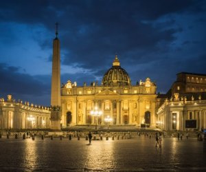 Petersdom in Rom am Abend