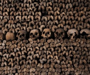 Schaedel und Knochen in den Katakomben von Paris