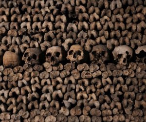 Schaedel-und-Knochen-in-den-Katakomben-von-Paris