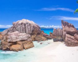 Seychellen Strand mit Felsen